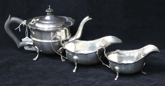 An Edwardian Irish silver teapot by Charles Lambe, Dublin 1908 and two later silver sauceboats, gross 23 oz.